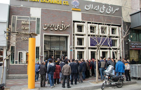 People queue to purchase US dollars in Tehran amid a sharp fall in the national currency. [Photo courtesy of Trade News]
