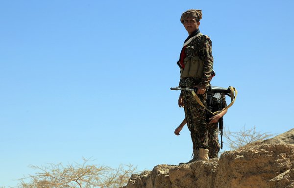 A Yemeni tribesman from the pro-government Popular Resistance Committees stands in the Mahram Bilqis area in Marib on February 9th, 2018. [Abdullah al-Qadry/AFP]