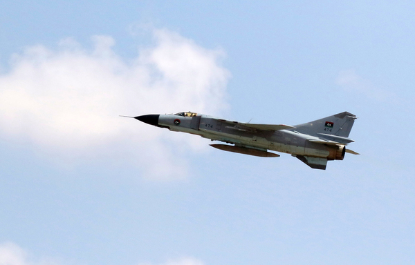 تظهر هذه الصورة التي التقطت في 4 أيلول/سبتمبر 2016 في مدينة مصراتة الساحلية طائرة مقاتلة من طراز ميغ -23 تابعة للقوات الجوية الليبية تقلع من قاعدة الكلية الجوية. [محمود تركيا/ وكالة الصحافة الفرنسية]