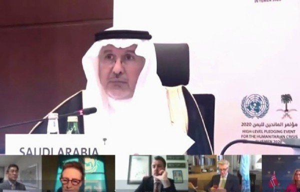 المشرف العام على مركز الملك سلمان للمساعدات الإنسانية والإغاثة، عبد الله بن عبد العزيز الربيعة، يشارك في مؤتمر المانحين لليمن. [لقطة من البث المباشر للمؤتمر الافتراضي]