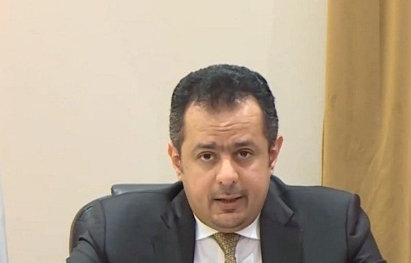 رئيس الوزراء اليمني، معين عبد الملك، شجب نهب الحوثيين للمساعدات الإنسانية في الخطاب الذي ألقاه خلال انعقاد مؤتمر المانحين اليمن لعام 2020. [لقطة من البث المباشر للمؤتمر الافتراضي]