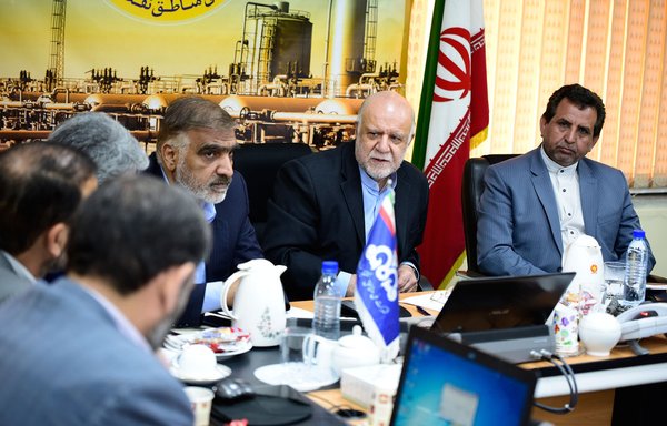 Iran's Oil Minister Bijan Namdar Zangeneh meets with Iranian MPs in Ahvaz. [Photo courtesy of the Oil and Energy Information Network]