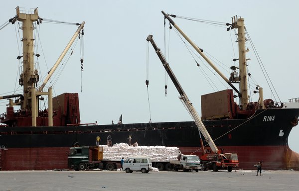 مساعدات طبية أثناء تفريغها من سفينة في ميناء الحديدة اليمني على ساحل البحر الأحمر، في هذه الصورة الأرشيفية التي يعود تاريخها إلى 6 تموز/يوليو 2017. [عبدو حيدر/وكالة الصحافة الفرنسية]