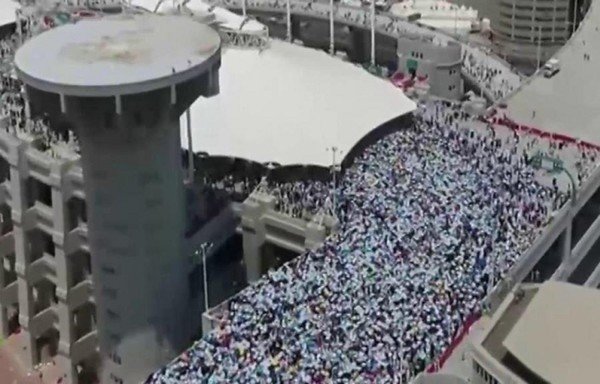 آلاف الحجاج يتجمعون عند مداخل المسجد الحرام بمكة المكرمة خلال موسم الحج لعام 2019. [حقوق الصورة لوزارة الحج والعمرة السعودية]