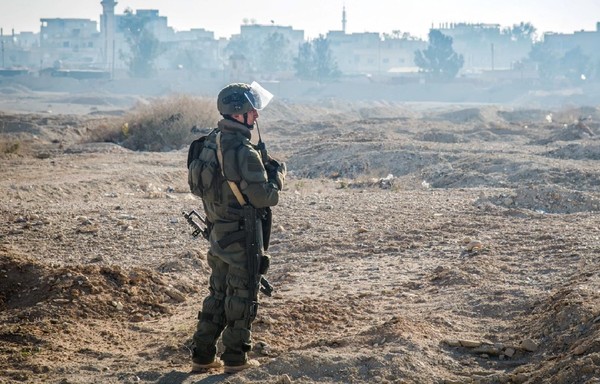 عنصر من الجيش الروسي يقوم بدورية في شرقي سوريا. وقد أدى القصف المتعمد للطيران الحربي الروسي على الأهداف المدنية بما في ذلك المستشفيات، إلى مقتل ما لا يقل عن 6500 مدني ونزوح ما يقارب المليون شخص، فيما تعرقل عمليات التوغل العسكري الروسي في شرقي سوريا جهود محاربة تنظيم "الدولة الإسلامية" (داعش). [وزارة الدفاع الروسية]