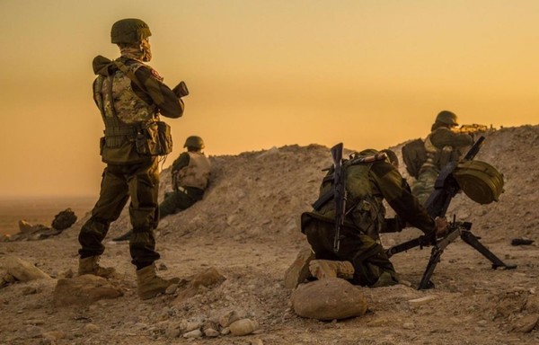 صورة تم نشرها على مواقع التواصل الاجتماعي تُظهر المرتزقة الروس المنتشرين في سوريا. وإن مجموعة فاغنر ذات السمعة السيئة والتي تنفذ مشروع الرئيس الروسي فلاديمير بوتين حول العالم تحت غطاء من الإنكار المعقول، كانت ولا تزال نشطة في عدد من البلدان، بما في ذلك سوريا والسودان وفنزويلا ومدغشقر وغيرها. [من الأرشيف]