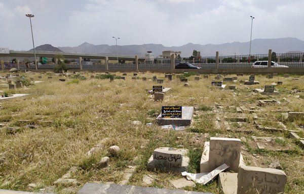 Cemeteries in Houthi-controlled Sanaa are suffering a shortage of space amid the coronavirus pandemic. [Haitham Mohammed/Al-Mashareq]