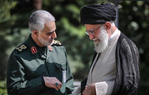 علی خامنه‌ای، رهبر جمهوری اسلامی،‌ در این تصویر بدون تاریخ در کنار قاسم سلیمانی، فرمانده کشته شده نیروی قدس سپاه پاسداران، دیده می‌شود. [عکس برگرفته از تارنمای ایران اینترنشنال]