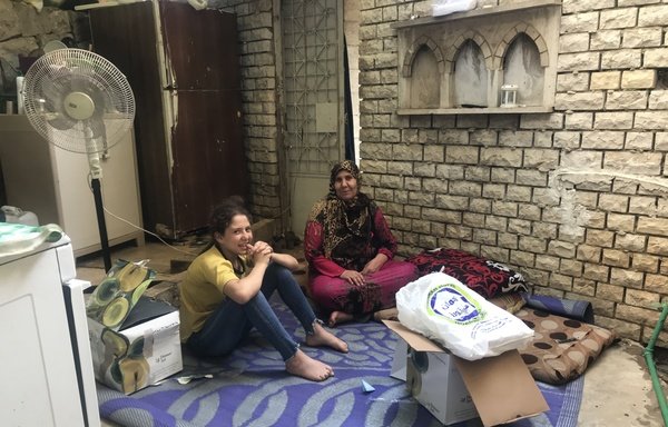 عادت اللاجئة السورية فدا مفضل خضر مع ولديها إلى قريتها القريبة من حمص بعد بقائها طوال 8 سنوات في لبنان. [نهاد طوباليان/المشارق]