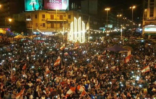 Lebanese protestors converge on Tripoli's al-Nour Square to protest economic conditions and corruption. [Muhammad Fathi/Al-Mashareq]