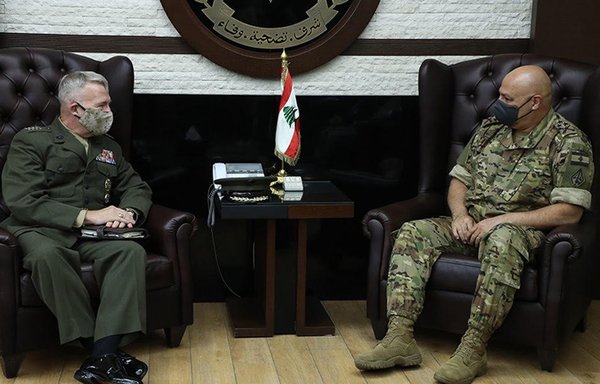 ژنرال کنت مکنزی، رئیس ستاد فرماندهی مرکزی ایالات متحده، یا سنتکام، در ماه ژوئیه با ژنرال جوزف عون، فرمانده ارتش لبنان، دیدار کرد. [عکس از ستاد فرماندهی ارتش لبنان]