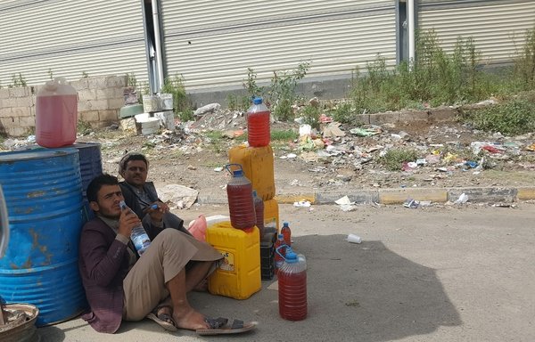 به خاطر تأثیر کمبود شدید سوخت در قیمت مواد غذایی و حمل و نقل، در مناطق تحت کنترل حوثی‌ ها افزایش قیمت نفت در بازار سیاه دیده می‌شود. [هیثم محمد/ المشارق]