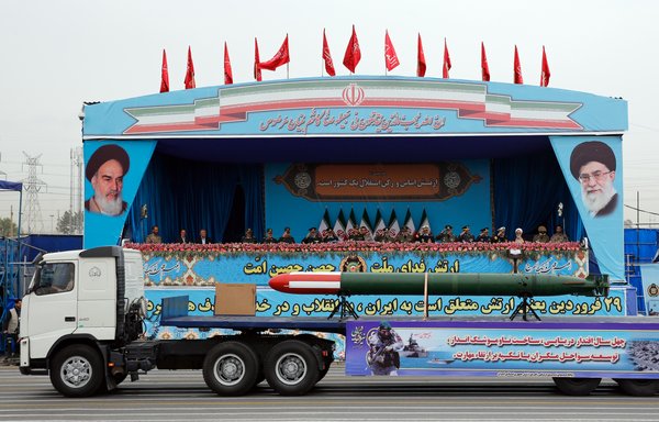 یک کامیون حامل اژدر والفجر ایرانی در ۱۸ آوریل ۲۰۱۹ در یک رژه نظامی که به صورت سالانه در روز ملی ارتش برگزار می شود. [خبرگزاری فرانسه]