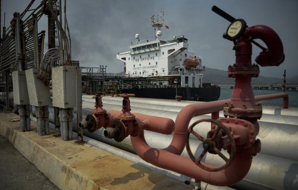 ناقلة النفط فورتشن التي ترفع علم إيران ترسو في مصفاة إل باليتو بعد وصولها إلى بويرتو كابيلو في ولاية كارابوبو الشمالية في فنزويلا يوم 25 أيار/مايو. ففي مواجهة حزمة من العقوبات، تسعى إيران إلى بيع النفط إلى حلفائها المتبقين. [وكالة الصحافة الفرنسية]