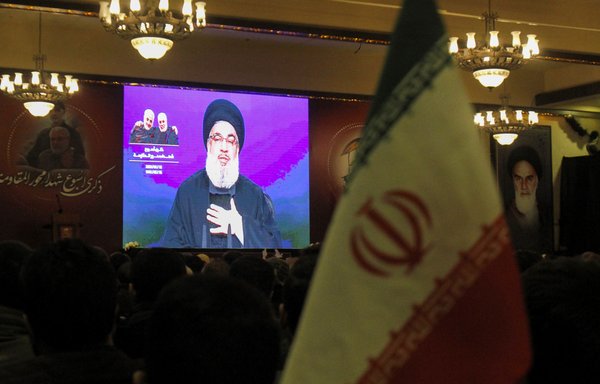 أنصار حزب الله يتابعون كلمة حسن نصر الله يلقيها على شاشة في مدينة النبطية جنوب لبنان يوم 12 كانون الثاني/يناير. وقد حاول نصر الله مؤخراً إقناع الحكومة اللبنانية شراء النفط الإيراني. [محمود الزيات / وكالة الصحافة الفرنسية]