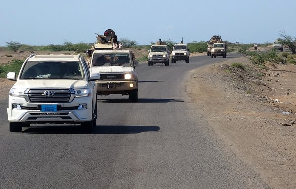 Southern Transitional Council forces secure a convoy of medical aid received by sea shipment from the UAE as it drives through Bab al-Mandab in Taez province to Aden on May 7th. [Saleh al-Obeidi/AFP]