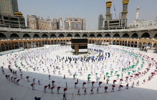 صورة ملتقطة يوم 29 تموز/يوليو تظهر الحجاج وهم يطوفون حول الكعبة، في وسط المسجد الحرام في مكة المكرمة، في بداية الحج السنوي. [مصور مستقل/وكالة الصحافة الفرنسية]