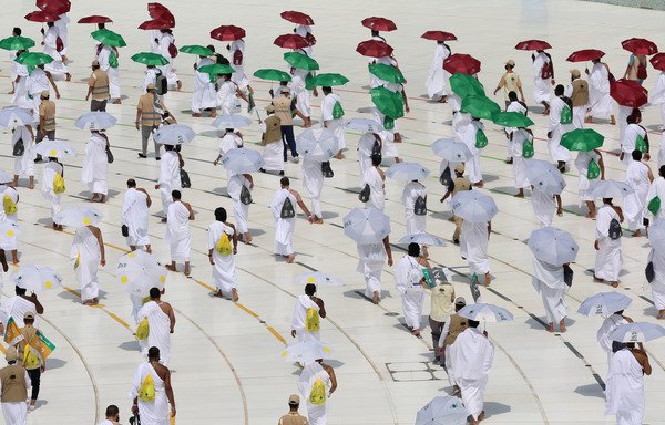 حجاج يطوفون حول الكعبة، وهي أكثر مزارات الإسلام قداسة، في بداية الحج السنوي يوم 29 تموز/يوليو. [مصور مستقل/وكالة الصحافة الفرنسية]
