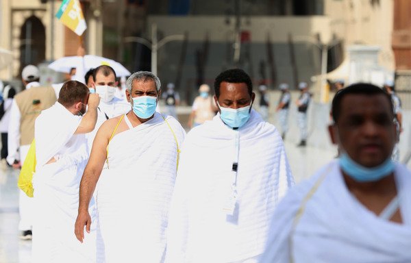 الحجاج يغادرون المسجد الحرام بمدينة مكة المكرمة بعد الطواف حول الكعبة في بداية الحج السنوي يوم 29 تموز/يوليو. [مصور مستقل/وكالة الصحافة الفرنسية]