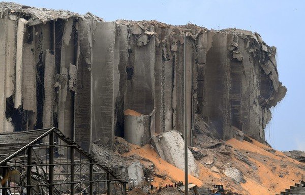 صورة التقطت في 7 آب/أغسطس تظهر إهراءات الحبوب المدمرة في مرفأ بيروت الذي شهد انفجارا هائلا هز العاصمة اللبنانية. [وكالة الصحافة الفرنسية]