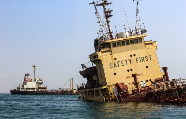 صورة ملتقطة يوم 26 أيلول/سبتمبر 2019 تظهر ناقلة النفط التي تحمل العلم اليمني رديف وهي تغرق في المياه قبالة ساحل عدن. [صالح العبيدي/وكالة الصحافة الفرنسية]