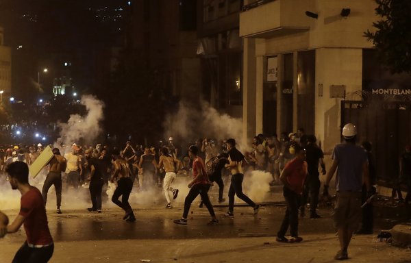 معترضان لبنانی، که از انفجار مرگبار ناشی از سهل ‌انگاری دولت خشمگین هستند، در ۹ اوت برای دومین شب در نزدیکی یک خیابان منتهی به پارلمان در بخش مرکزی بیروت با نیروهای امنیتی درگیر شده‌ اند. [جوزف عید/ خبرگزاری فرانسه]
