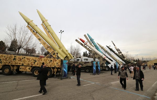 إيرانيون يزورون معرض أسلحة ومعدات عسكرية في طهران يوم 2 شباط/فبراير 2019، نظم بمناسبة الذكرى الأربعين للثورة الإيرانية. [عطا كيناري/وكالة الصحافة الفرنسية]