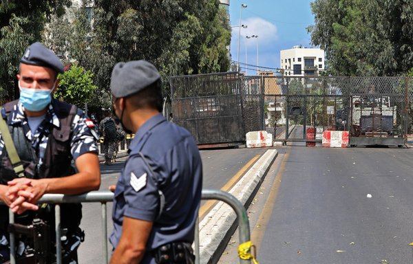 در ۱۳ اوت نیروهای امنیتی لبنان در حین جلسه پارلمان در خارج از کاخ یونسکو در بیروت نگهبانی می‌ دهند. پارلمان لبنان به منظور تصویب وضعیت اضطراری دو هفته ‌ای در بیروت تشکیل جلسه داد که پس از انفجار مرگباری که مجدداً به اعتراضات خیابانی دامن زد، توسط دولت اعلام گردید. [انور عمرو/ خبرگزاری فرانسه]