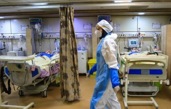 بخش کووید ۱۹ یکی از بیمارستان‌ های ایران در ماه اوت. رژیم ایران بیش از شش ماه آمار واقعی ویروس کرونا را مخفی کرده است. [عکس از فرارو]
