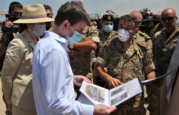 Accompanied by Lebanese army officers, US Undersecretary of State for Political Affairs David Hale and US Ambassador to Lebanon Dorothy Shea on August 15th tour the site of the Beirut port blast. [Nabil Mounzer/ Pool/AFP]