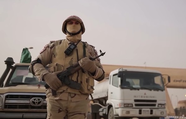 An Egyptian soldier takes position during a security operation at Salloum land port near the Mediterranean Sea. [Photo courtesy of the Egyptian Ministry of Defence]