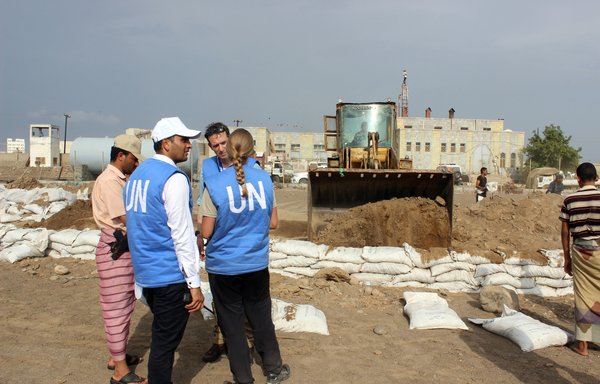 Members of the UN Mission in support of al-Hodeida Agreement monitor the removal of sandbag barricades in the Yemeni Red Sea port city of al-Hodeidah on June 3rd, 2019. [STR/AFP]