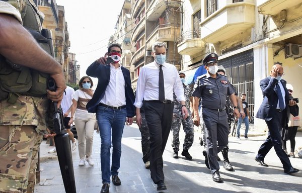 رئيس وزراء اللبناني المكلف مؤخرا مصطفى أديب يزور شارع الجميزة الذي تضرر بشدة في بيروت، وذلك يوم 31 آب/أغسطس. [وكالة الصحافة الفرنسية]