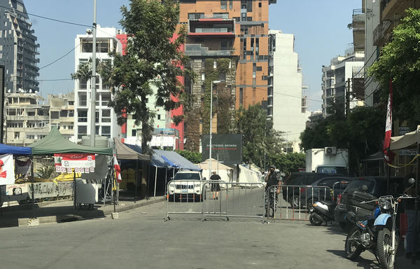 Lebanese security personnel guard Achrafieh and Gemmayzeh areas after the Beirut port explosion. [Nohad Topalian/Al-Mashareq]