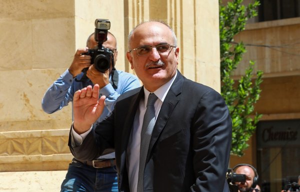 صورة تم التقاطها في 23 أيار/مايو 2018 تظهر وزير المالية آنذاك علي حسن خليل وهو يصل إلى البرلمان في بيروت. وقد فرضت الولايات المتحدة يوم 8 أيلول/سبتمبر عقوبات على خليل ووزير سابق آخر بزعم الفساد ودعم حزب الله. [أنور عمرو / وكالة الصحافة الفرنسية]