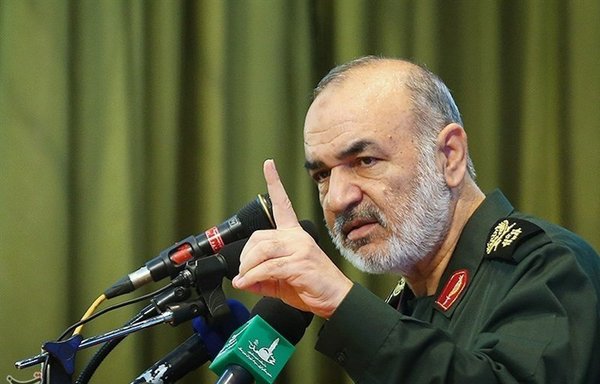 قال قائد الحرس الثوري الإيراني حسين سلامي إن الولايات المتحدة ʼتشن حربا اقتصاديةʻ على إيران، في حين أن أفعال الحرس الثوري ودعمه للأذرع التابعة له هي التي أدت إلى هذه الظروف. [الصورة من وكالة تسنيم للأنباء]