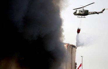 رجال الإطفاء في لبنان يخمدون حريقا في مرفأ بيروت