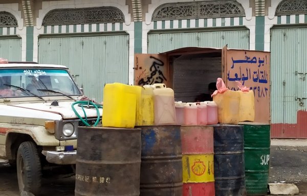 حوّل الحوثيون المناطق الخاضعة لهم إلى سوق سوداء، مع توفر مشتقات النفط بكثرة للبيع في الشوارع وعدم توفرها في محطات الوقود الشرعية، كما يظهر في هذه الصورة التي التقطت في 11 أيلول/سبتمبر في مدينة يريم بمحافظة إب. [هيثم محمد/المشارق]