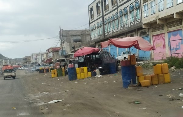 يتم بيع النفط بكثرة في السوق السوداء بالمناطق الخاضعة للحوثيين، كما يظهر في هذه الصورة التي التقطت في 11 أيلول/سبتمبر في مدينة يريم بمحافظة إب. [هيثم محمد/المشارق]
