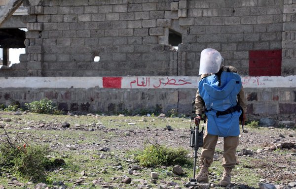 A member of the pro-government forces searches for landmines in the Yemeni city of Taez on November 6th, 2019. [Ahmad al-Basha/AFP]
