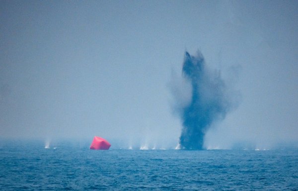 نیروهای ایالات متحده و امارات تمرینات مشترکی را در آبهای خلیج فارس انجام می دهند. [سنتکام]