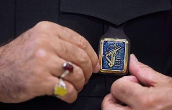 Slain IRGC Quds Force commander Qassem Soleimani shows the IRGC logo. [Photo via Qudsonline.ir]