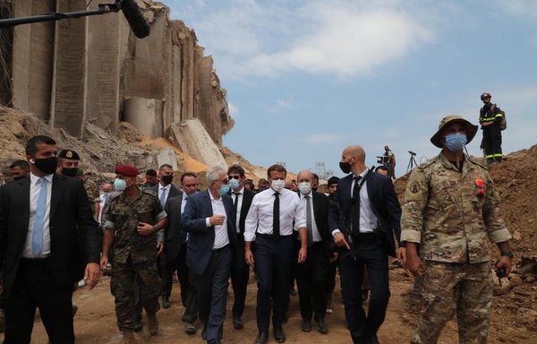 الرئيس الفرنسي إيمانويل ماكرون يقوم بجولة في مرفأ بيروت بعد الانفجار المدمر الذي وقع يوم 4 آب/أغسطس. [حقوق الصورة لنبيل إسماعيل]