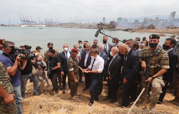 الرئيس الفرنسي إيمانويل ماكرون يزور مرفأ بيروت. وقد سارعت فرنسا لمساعدة البلد المنكوب بالأزمات بعد انفجار بيروت المدمر. [حقوق الصورة لنبيل إسماعيل]