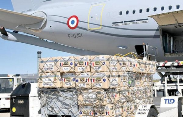 المساعدات الفرنسية الطارئة تصل إلى لبنان بالطائرة عقب انفجار 4 آب/أغسطس في مرفأ بيروت. [حقوق الصورة لمديرية التوجيه بالجيش اللبناني]