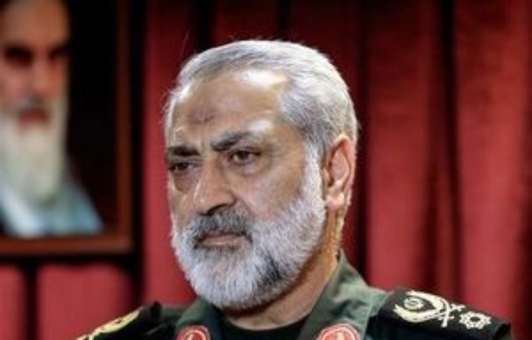 يظهر أبو الفضل شيكارشي كبير المتحدثين باسم القوات المسلحة الإيرانية، في هذه الصورة غير المؤرخة. [الصورة من موقع أخبار المشرق]