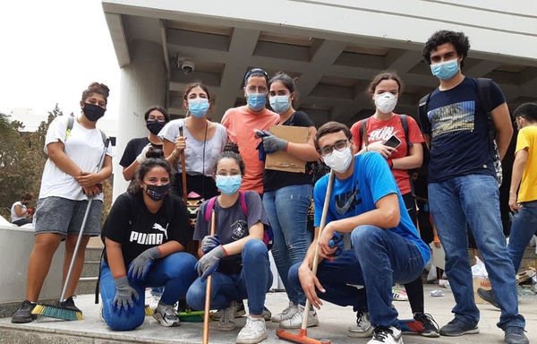 بعد فترة قصيرة من انفجار مرفأ بيروت الذي تسبب في 4 آب/أغسطس بأضرار مادية كبيرة في المدارس، سارع طلاب وخريجو مدرسة القلبين الأقدسين في الأشرفية، إلى إزالة الأنقاض والمساعدة في إعادة تأهيل مدرستهم. [حقوق الصورة لمدرسة القلبين الأقدسين في الأشرفية]