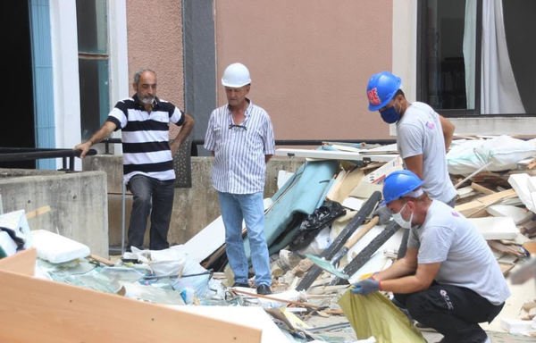 تعرضت مدرسة الفرير في الجميزة لأضرار بالغة جراء انفجار مرفأ بيروت في 4 آب/أغسطس. وانطلقت أعمال إزالة الأنقاض وإعادة الإعمار بعد أيام قليلة من وقوع الانفجار على يد منظمات المجتمع المدني وطلاب وخريجين ومهندسين متطوعين بمساعدة فرنسية وتمويل أوروبي، لا سيما من الفاتيكان وفرنسا. [حقوق الصورة لمدرسة الفرير]