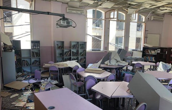 تضررت 159 مدرسة بشكل كبير في العاصمة جراء انفجار مرفأ بيروت، بما في ذلك مدرسة الفرير في الجميزة، حيث تسبب الانفجار بأضرار مادية كبيرة في الصفوف والقاعات الدراسية. [حقوق الصورة لمدرسة الفرير]