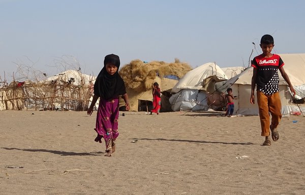 در ١٧ اردیبهشت، کودکان در بین چادرهای اردوگاه آوارگان در ناحیه خوخه در استان الحدیده واقع در غرب یمن قدم می ‌زنند. [خالد زیاد/ خبرگزاری فرانسه]